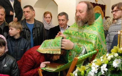 священник Игорь Собко проводит первую исповедь прихожан в храме в честь преп. Иоанна Лествичника