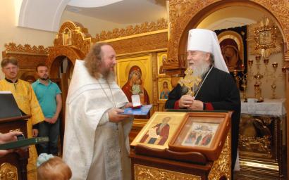 Руководитель "Летсвицы" получает награду от митрополита
