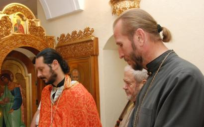 Духовенство во время проповеди митрополита Иринея